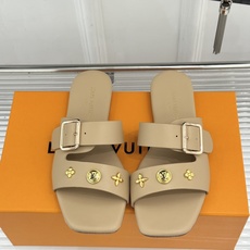L*V驴家26WF新品金属扣方头平底拖鞋驴家春夏第一双本命拖方头线条利落又显贵经典金属扣闪着冷光Mono L*V驴家26WF新品金属扣方头平底拖鞋驴家春夏第一双本命拖方头线条利落又显贵经典金属扣闪着冷光Mono