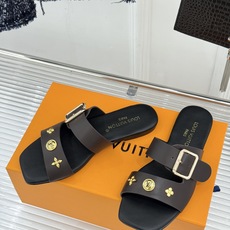 L*V驴家26WF新品金属扣方头平底拖鞋驴家春夏第一双本命拖方头线条利落又显贵经典金属扣闪着冷光Mono L*V驴家26WF新品金属扣方头平底拖鞋驴家春夏第一双本命拖方头线条利落又显贵经典金属扣闪着冷光Mono