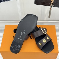 L*V驴家26WF新品金属扣方头平底拖鞋驴家春夏第一双本命拖方头线条利落又显贵经典金属扣闪着冷光Mono L*V驴家26WF新品金属扣方头平底拖鞋驴家春夏第一双本命拖方头线条利落又显贵经典金属扣闪着冷光Mono