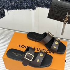 L*V驴家26WF新品金属扣方头平底拖鞋驴家春夏第一双本命拖方头线条利落又显贵经典金属扣闪着冷光Mono L*V驴家26WF新品金属扣方头平底拖鞋驴家春夏第一双本命拖方头线条利落又显贵经典金属扣闪着冷光Mono