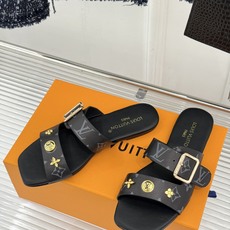 L*V驴家26WF新品金属扣方头平底拖鞋驴家春夏第一双本命拖方头线条利落又显贵经典金属扣闪着冷光Mono L*V驴家26WF新品金属扣方头平底拖鞋驴家春夏第一双本命拖方头线条利落又显贵经典金属扣闪着冷光Mono