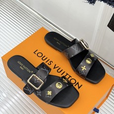 L*V驴家26WF新品金属扣方头平底拖鞋驴家春夏第一双本命拖方头线条利落又显贵经典金属扣闪着冷光Mono L*V驴家26WF新品金属扣方头平底拖鞋驴家春夏第一双本命拖方头线条利落又显贵经典金属扣闪着冷光Mono