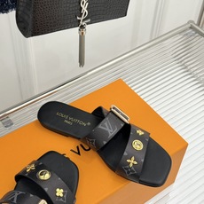 L*V驴家26WF新品金属扣方头平底拖鞋驴家春夏第一双本命拖方头线条利落又显贵经典金属扣闪着冷光Mono L*V驴家26WF新品金属扣方头平底拖鞋驴家春夏第一双本命拖方头线条利落又显贵经典金属扣闪着冷光Mono