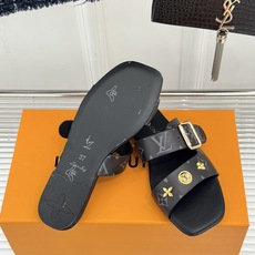 L*V驴家26WF新品金属扣方头平底拖鞋驴家春夏第一双本命拖方头线条利落又显贵经典金属扣闪着冷光Mono L*V驴家26WF新品金属扣方头平底拖鞋驴家春夏第一双本命拖方头线条利落又显贵经典金属扣闪着冷光Mono