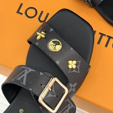 L*V驴家26WF新品金属扣方头平底拖鞋驴家春夏第一双本命拖方头线条利落又显贵经典金属扣闪着冷光Mono L*V驴家26WF新品金属扣方头平底拖鞋驴家春夏第一双本命拖方头线条利落又显贵经典金属扣闪着冷光Mono
