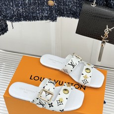 L*V驴家26WF新品金属扣方头平底拖鞋驴家春夏第一双本命拖方头线条利落又显贵经典金属扣闪着冷光Mono L*V驴家26WF新品金属扣方头平底拖鞋驴家春夏第一双本命拖方头线条利落又显贵经典金属扣闪着冷光Mono