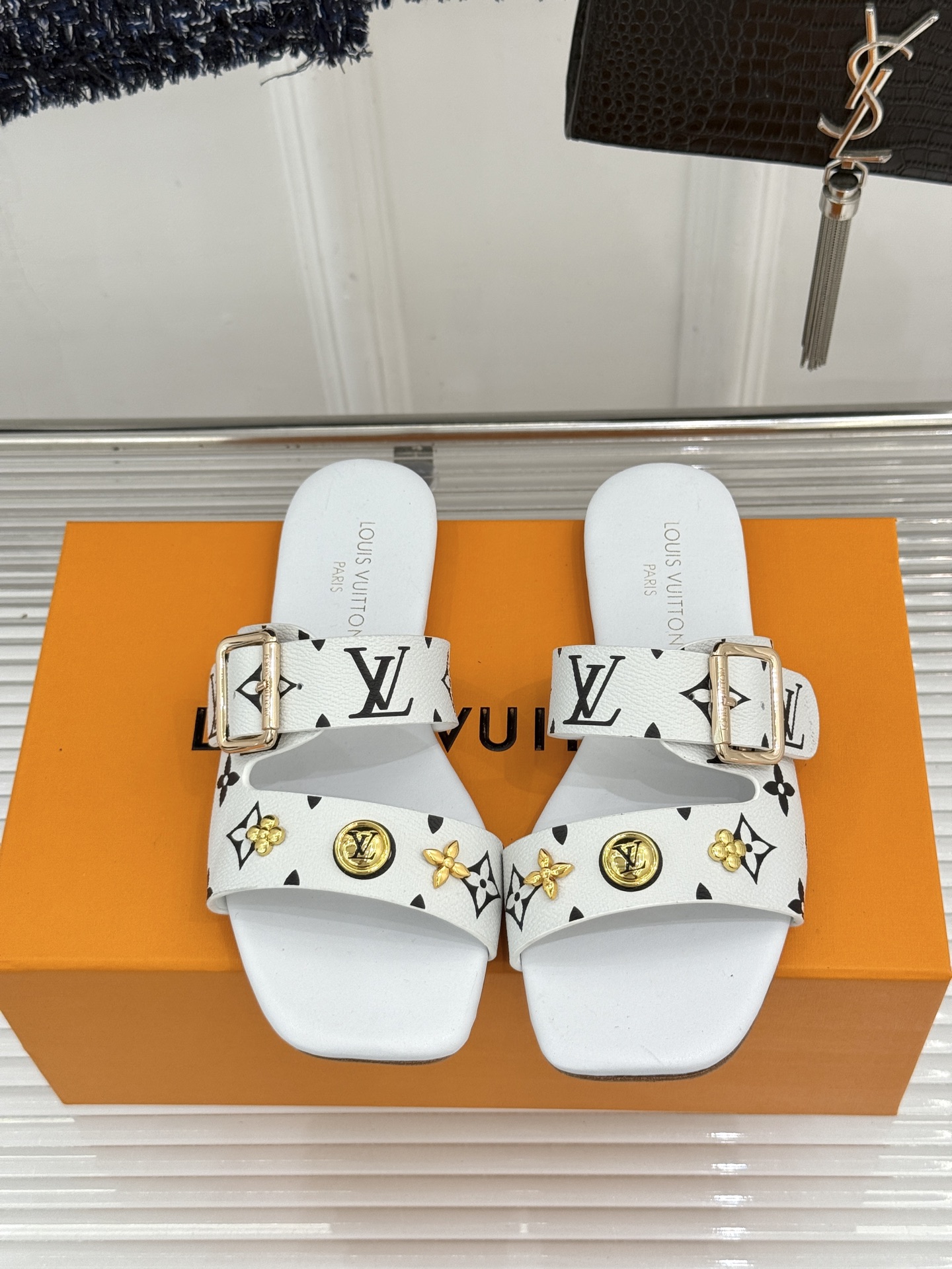 L*V驴家26WF新品金属扣方头平底拖鞋驴家春夏第一双本命拖方头线条利落又显贵经典金属扣闪着冷光Mono L*V驴家26WF新品金属扣方头平底拖鞋驴家春夏第一双本命拖方头线条利落又显贵经典金属扣闪着冷光Mono