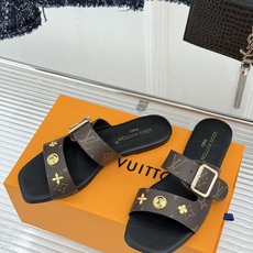 L*V驴家26WF新品金属扣方头平底拖鞋驴家春夏第一双本命拖方头线条利落又显贵经典金属扣闪着冷光Mono L*V驴家26WF新品金属扣方头平底拖鞋驴家春夏第一双本命拖方头线条利落又显贵经典金属扣闪着冷光Mono
