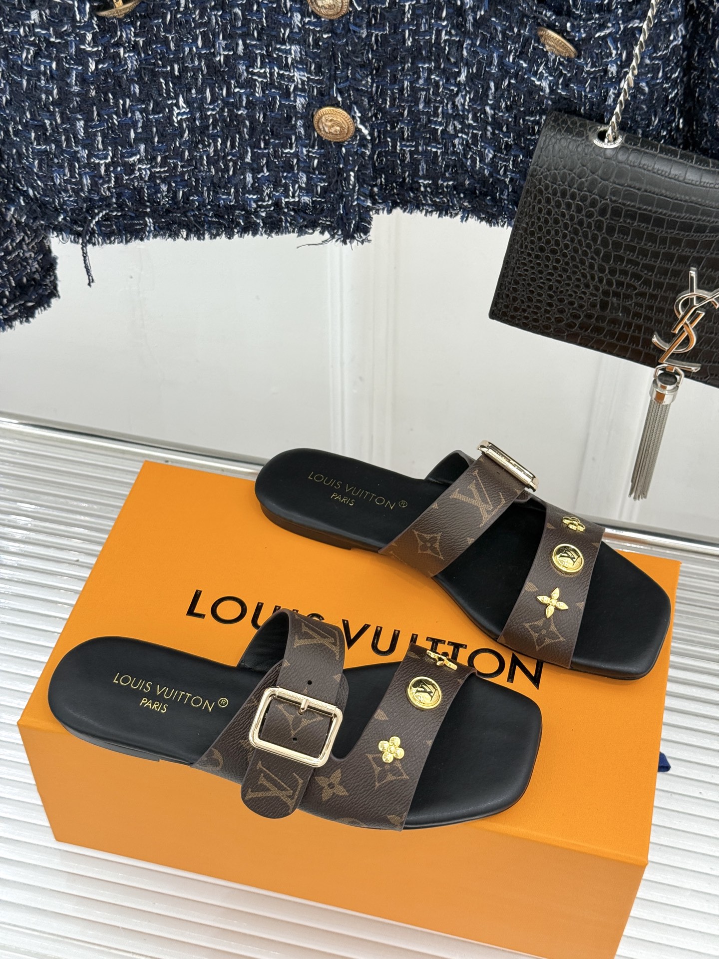 L*V驴家26WF新品金属扣方头平底拖鞋驴家春夏第一双本命拖方头线条利落又显贵经典金属扣闪着冷光Mono L*V驴家26WF新品金属扣方头平底拖鞋驴家春夏第一双本命拖方头线条利落又显贵经典金属扣闪着冷光Mono