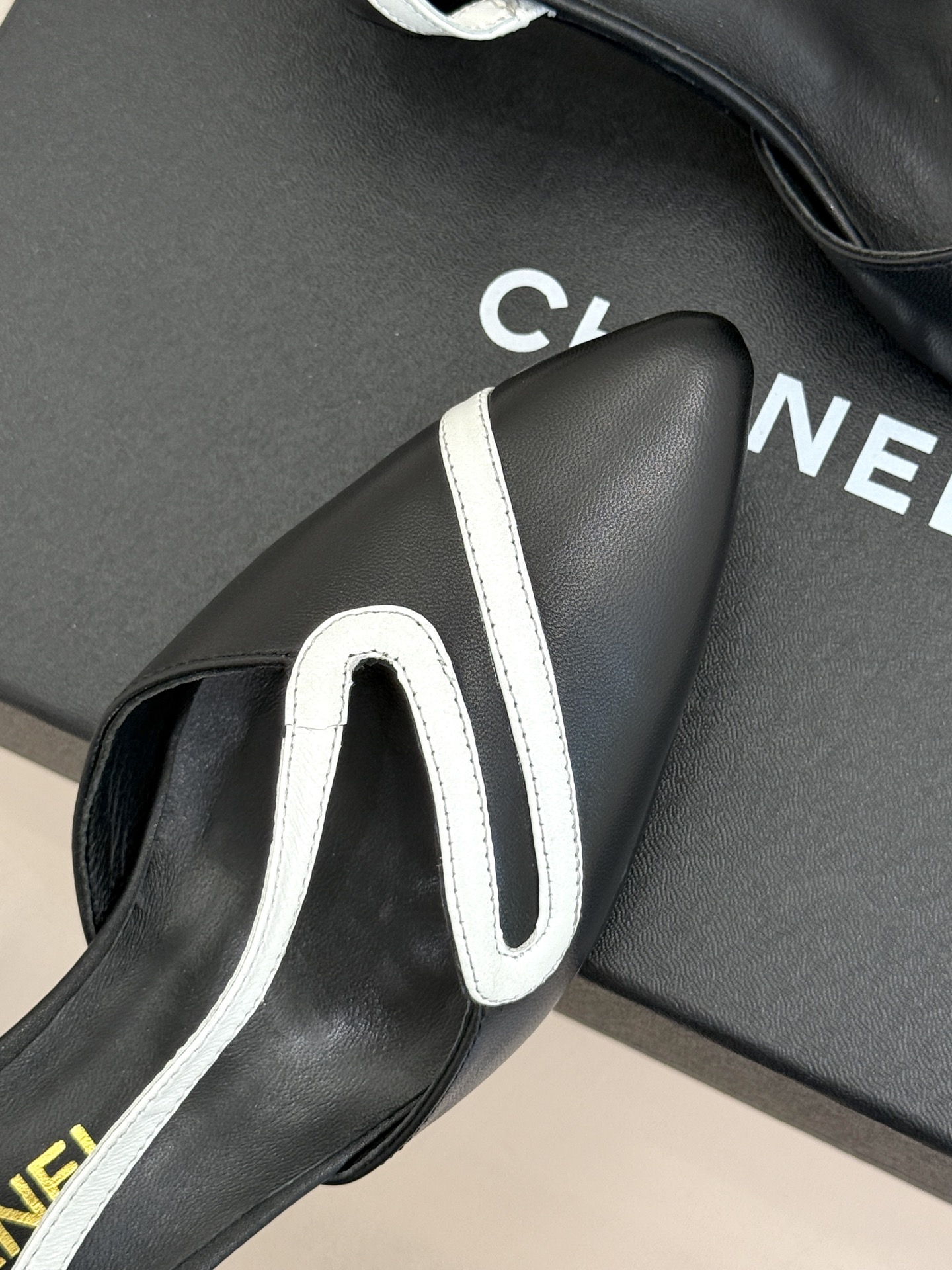 CHANE*｜小香26M新品走秀拼色尖头蛇形带高跟鞋凉鞋小香走秀惊艳款系列拼色尖头勾勒足间锋芒蛇形细带缠