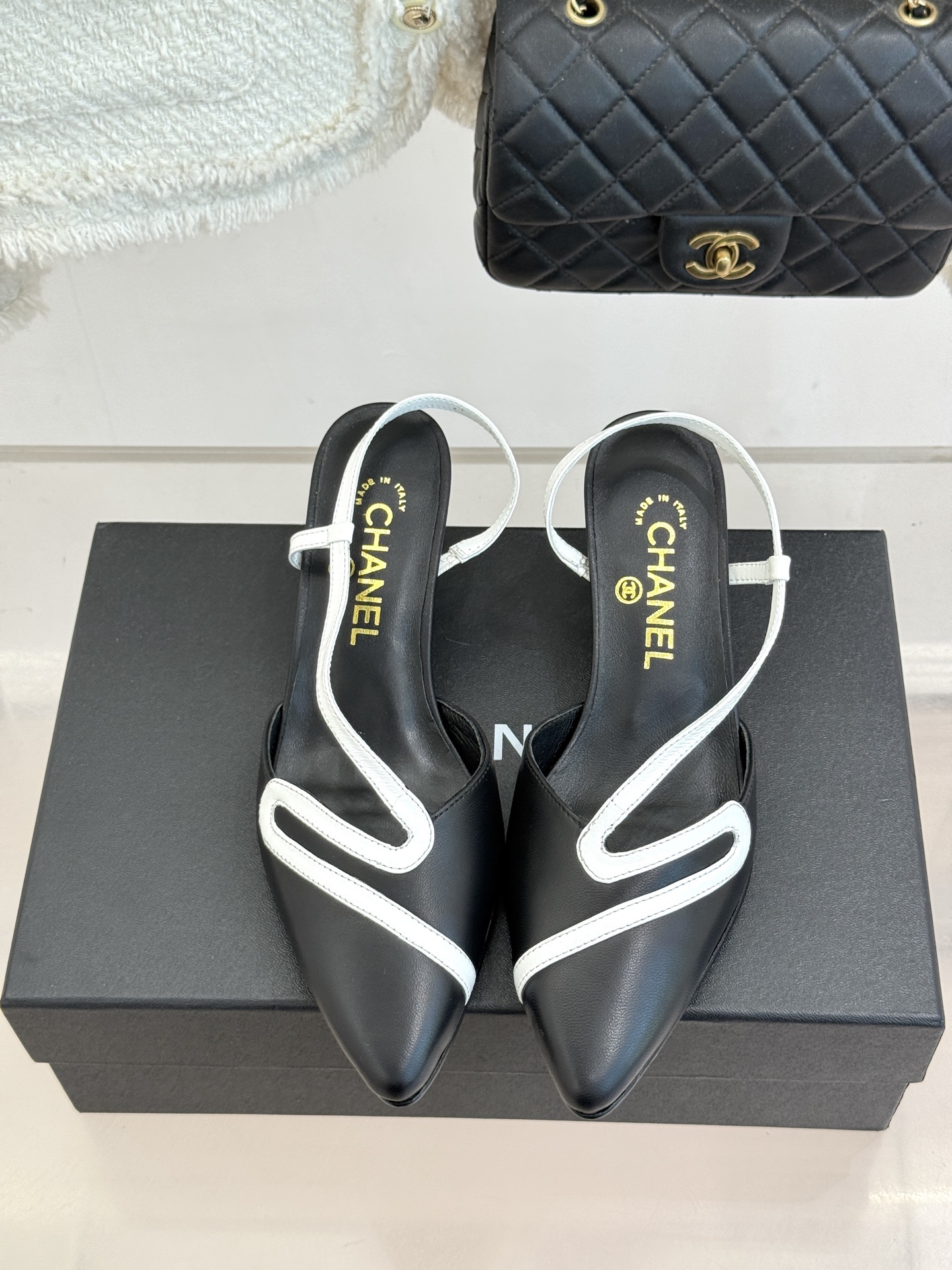 CHANE*｜小香26M新品走秀拼色尖头蛇形带高跟鞋凉鞋小香走秀惊艳款系列拼色尖头勾勒足间锋芒蛇形细带缠