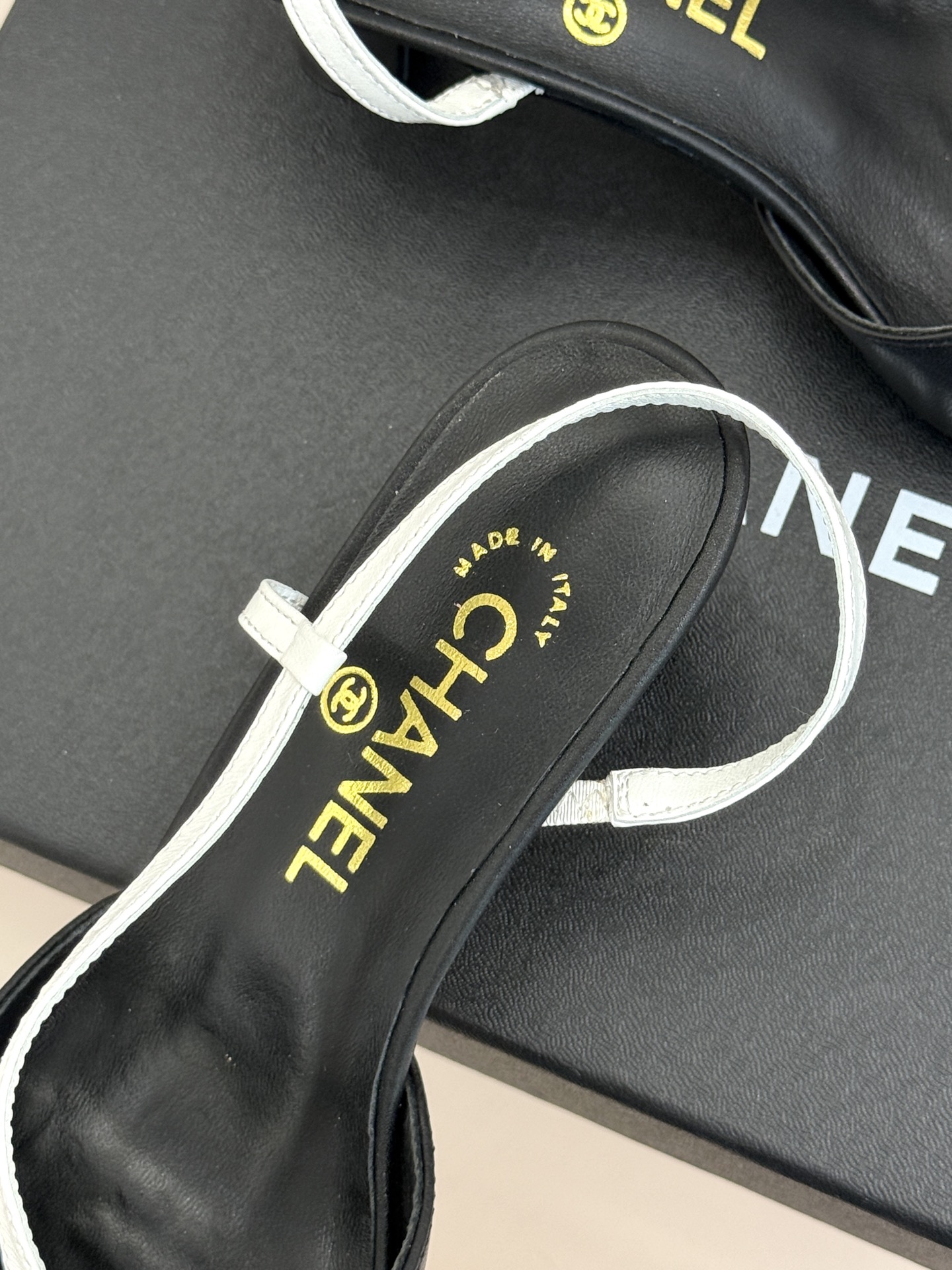 CHANE*｜小香26M新品走秀拼色尖头蛇形带高跟鞋凉鞋小香走秀惊艳款系列拼色尖头勾勒足间锋芒蛇形细带缠