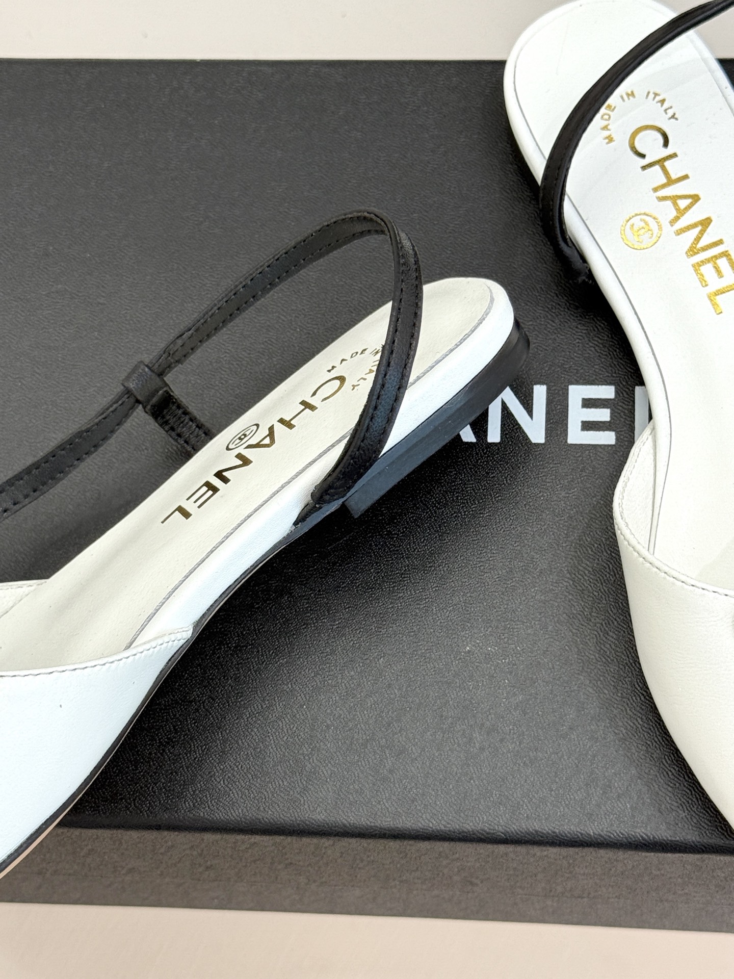 CHANE*｜小香26M新品走秀拼色尖头蛇形带高跟鞋凉鞋小香走秀惊艳款系列拼色尖头勾勒足间锋芒蛇形细带缠