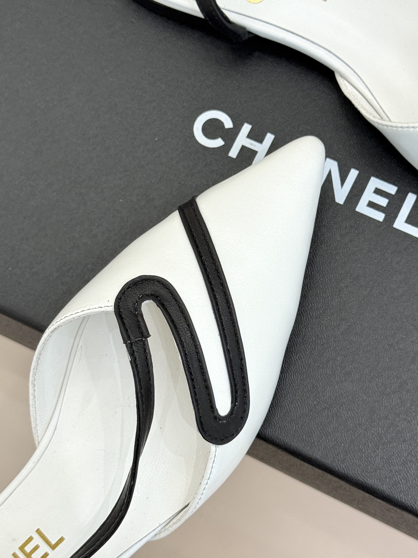 CHANE*｜小香26M新品走秀拼色尖头蛇形带高跟鞋凉鞋小香走秀惊艳款系列拼色尖头勾勒足间锋芒蛇形细带缠