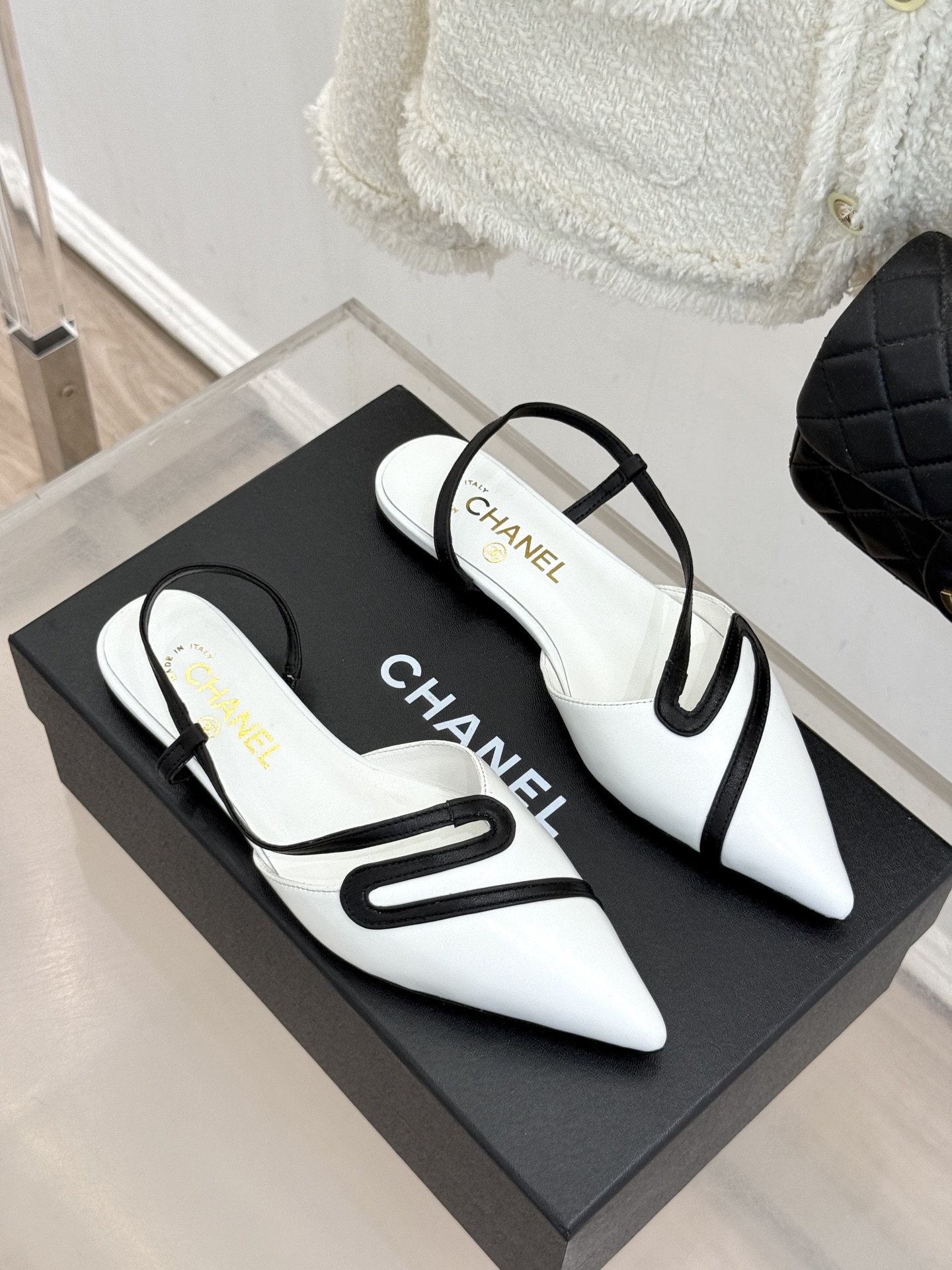 CHANE*｜小香26M新品走秀拼色尖头蛇形带高跟鞋凉鞋小香走秀惊艳款系列拼色尖头勾勒足间锋芒蛇形细带缠