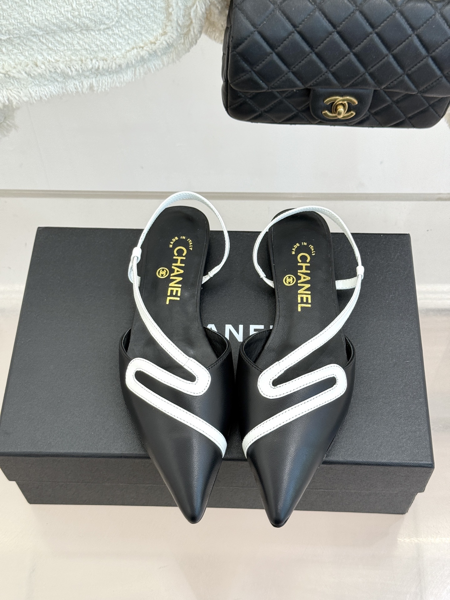 CHANE*|小香26M新品走秀拼色尖头蛇形带高跟鞋凉鞋小香走秀惊艳款系列拼色尖头勾勒足间锋芒蛇形细带缠 CHANE*|小香26M新品走秀拼色尖头蛇形带高跟鞋凉鞋小香走秀惊艳款系列拼色尖头勾勒足间锋芒蛇形细带缠