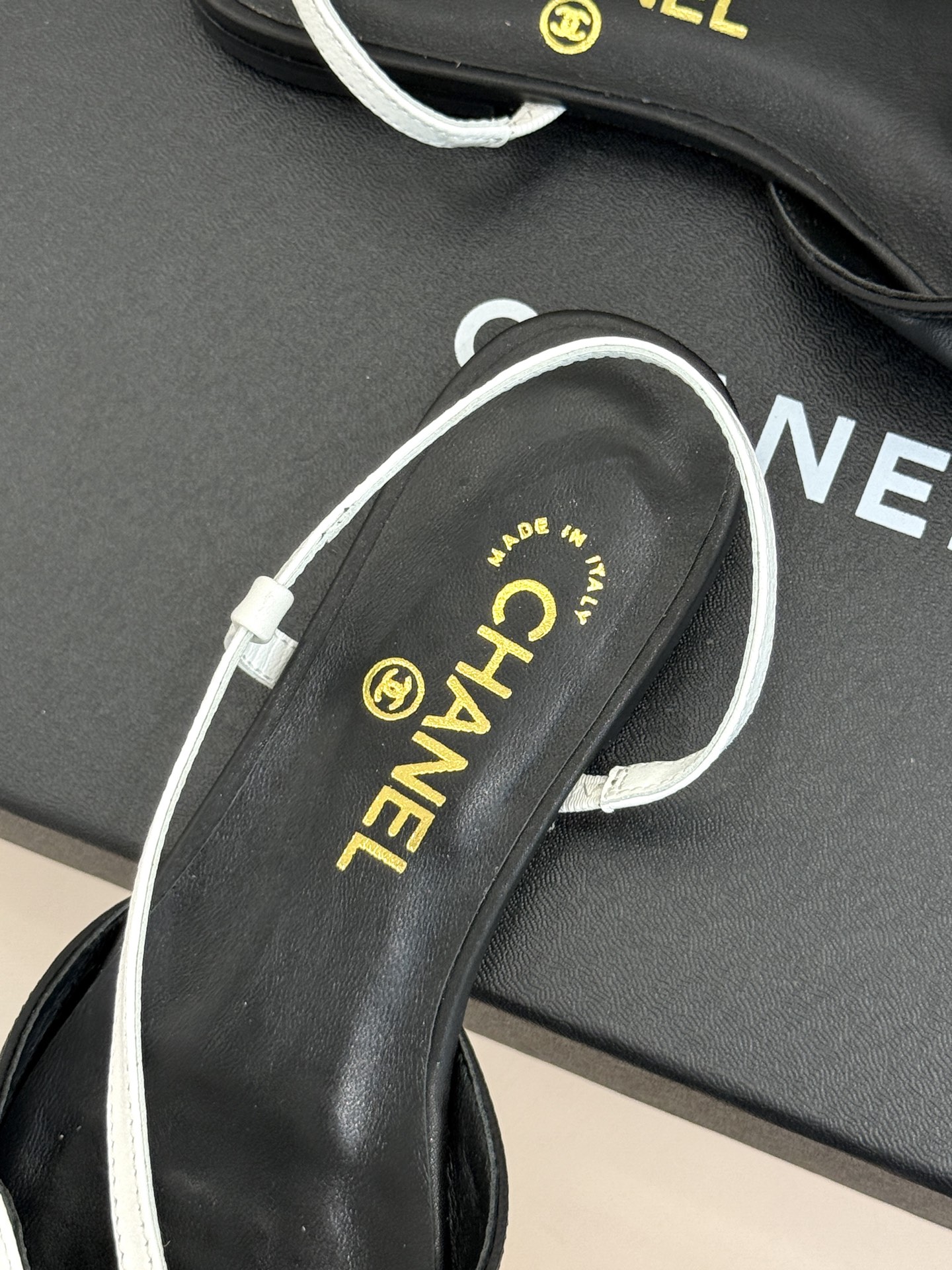 CHANE*|小香26M新品走秀拼色尖头蛇形带高跟鞋凉鞋小香走秀惊艳款系列拼色尖头勾勒足间锋芒蛇形细带缠 CHANE*|小香26M新品走秀拼色尖头蛇形带高跟鞋凉鞋小香走秀惊艳款系列拼色尖头勾勒足间锋芒蛇形细带缠