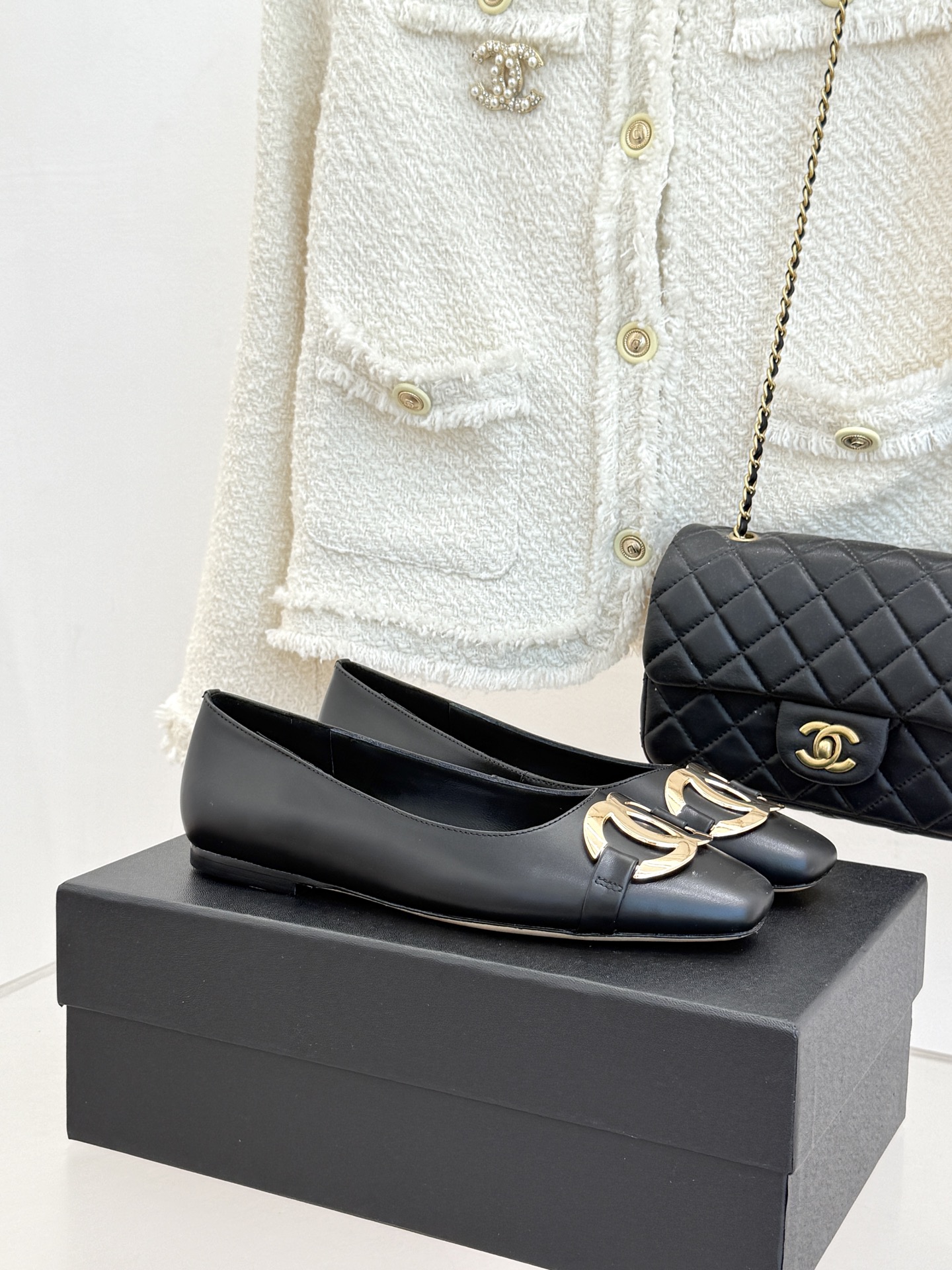 NO:868899,CHANE*｜Xiaoxiang 26M new product catwalk. Metal large double C buckle square toe flat shoes. Chanel catwalk metal large double C shoe. Xiaoxiang series catwalk king style. Metal large double C buckle is so eye-catching. The square toe lines are neat and retro. The lambskin upper is soft to the bone. There is no pressure to walk with flat soles. You can instantly transform into a French socialite with your feet. Perfect with a tweed suit. Pair it with jeans, which is lazy and elegant. It can be worn for commuting and dating.  The details are full of high-end. It is an eternal classic in the shoe cabinet. This year's most worth buying shoes, whoever wears them will know how beautiful they are!  The fabric is made of original customized leather, and the lining is made of sheepskin. Italian imported genuine leather outsole size 35-39 (customized 40/41) No. 82320260530, single shoes, chanel, jeans, sheepskin, Leather soles19860909CHANE*｜小香26M新品走秀 金属大双C扣方头平底单鞋 Chanel 走秀金属大双C单鞋 小香系列走秀王炸款 金属大双C扣太吸睛 方头线条利落又复古 小羊皮鞋面软到骨子里 平底暴走毫无压力 上脚秒变法式名媛 配粗花呢套装超绝 搭牛仔裤慵懒又显贵 通勤约会都能穿 细节处尽显高级感 是鞋柜里的永恒经典 今年最值得入的单鞋 谁穿谁知道有多美！ 面料采用原版定制皮料 内里踮脚均为羊皮 意大利进口真皮大底 size35-39（40/41定制） 编号82320260530,单鞋,chanel,jeans,sheepskin,Leather soles,Women's Shoes