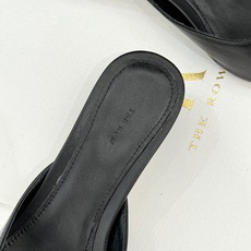 The Row26WF新品极简尖头猫跟半拖拖鞋承袭品牌一贯的静奢内核以极致简约勾勒高级质感。利落尖头修饰 The Row26WF新品极简尖头猫跟半拖拖鞋承袭品牌一贯的静奢内核以极致简约勾勒高级质感。利落尖头修饰