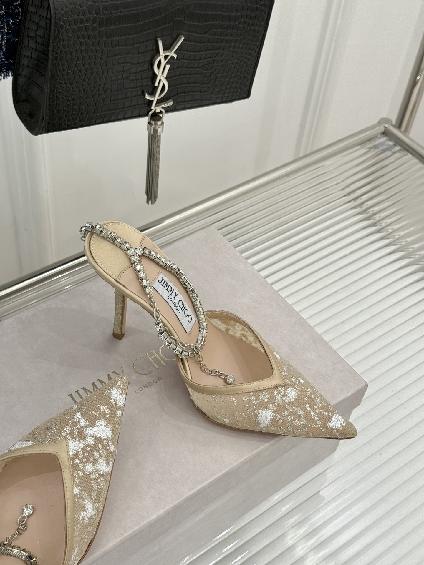 Jimmy Choo/吉米周26WF新品水钻网纱尖头高跟凉鞋谁能拒绝一双自带星光的JC!这款水钻网纱鞋堪 Jimmy Choo/吉米周26WF新品水钻网纱尖头高跟凉鞋谁能拒绝一双自带星光的JC!这款水钻网纱鞋堪