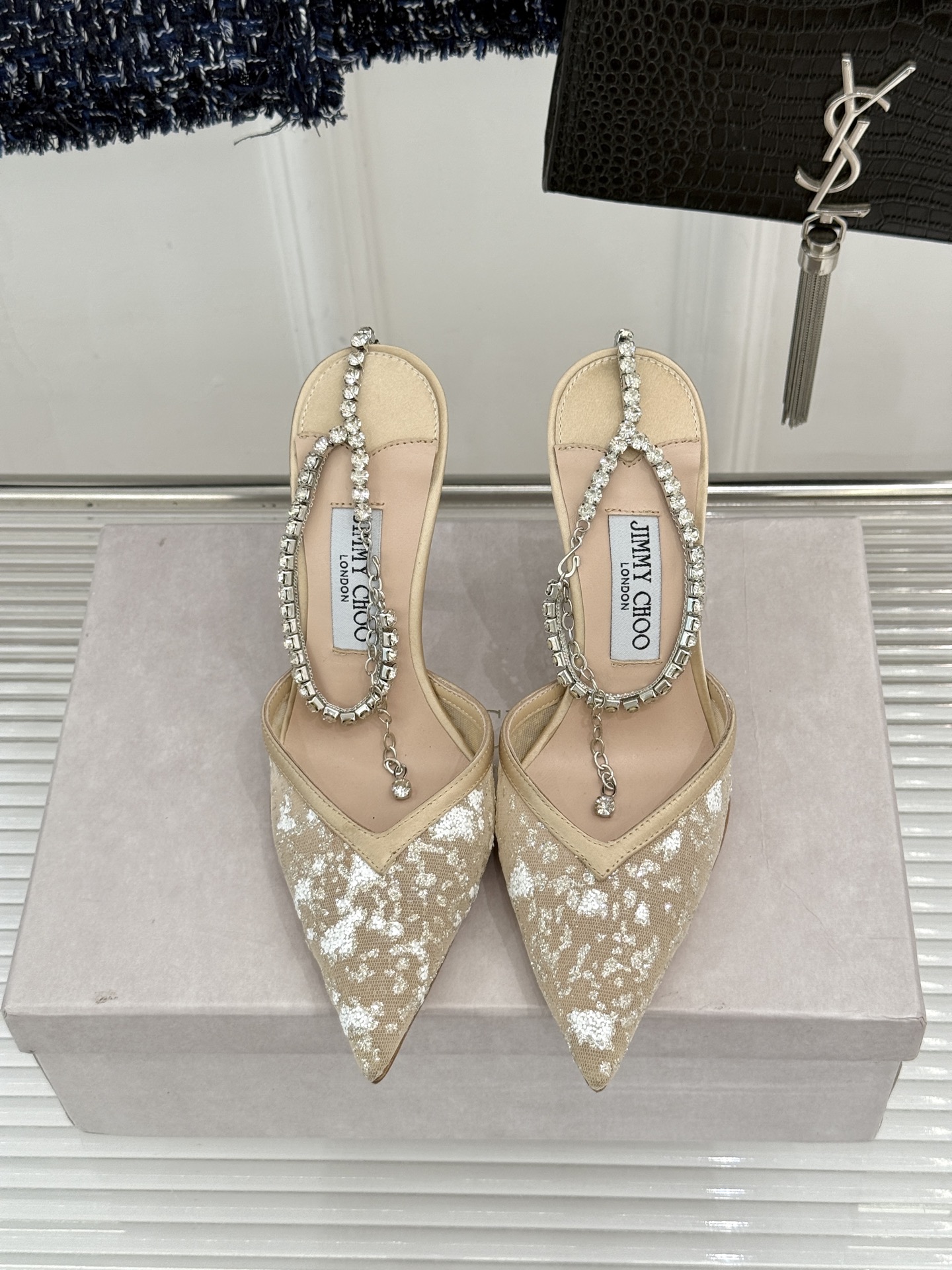 Jimmy Choo/吉米周26WF新品水钻网纱尖头高跟凉鞋谁能拒绝一双自带星光的JC!这款水钻网纱鞋堪 Jimmy Choo/吉米周26WF新品水钻网纱尖头高跟凉鞋谁能拒绝一双自带星光的JC!这款水钻网纱鞋堪