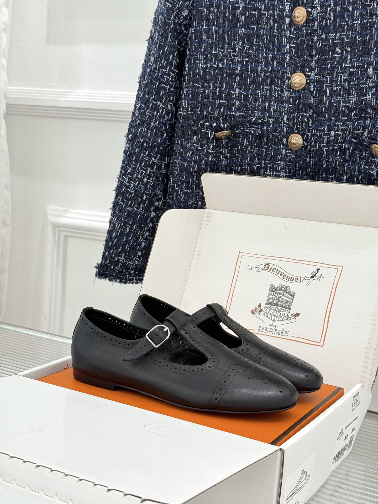 NO:876820,Hermès/Hermès 26WF new French style vintage T-strap hollowed-out carved Mary Jane shoes. The hand-made hollowed-out carved patterns are ingenious. The T-strap outlines the slender instep line. The rounded toe is gentle and slimming. Made of top Italian calfskin. Delicate texture with warm luster. The low-heeled design is comfortable and not tiring. Sheepskin lining is skin-friendly and breathable. The classic H buckle is low-key embellishment on the upper. Pure hand-stitching technology is superb.  Wear a floral skirt to instantly transform into a French girl. Pair with straight pants to show your elegance. Stroll from the garden to a corner coffee. Viewing exhibitions in art museums has a great sense of atmosphere. There are no unnecessary fancy decorations, only the exclusive sense of Hermès luxury. Interpret French romance with ingenuity. This is what the ultimate luxury should be like!  The fabric is made of original customized leather, and the lining is made of sheepskin. Italian imported leather outsole size 35-39 (customized 40/41) No. 93120260531, Mary Jane, hermes, hermes, mary jane, skirts, cowhide, sheepskin, Leather soles19860909Hermès/爱马仕26WF新品法式 复古T字带镂空雕花玛丽珍鞋 手工镂空雕花巧夺天工 T字带勾勒纤细足背线 圆润鞋头温柔显脚瘦 意大利顶级小牛皮打造 细腻纹理泛着温润光泽 低跟设计舒适好走不累 羊皮内里亲肤超透气 经典H扣低调点缀鞋面 纯手工缝制工艺超精湛 搭碎花裙秒变法式少女 配直筒裤尽显优雅范 从花园漫步到街角咖啡 美术馆看展超有氛围感 没有多余花哨装饰 只留爱马仕专属高级感 用匠心诠释法式浪漫 这才是顶奢该有的样子！ 面料采用原版定制皮料 内里踮脚均为羊皮 意大利进口真皮大底 size35-39（40/41定制） 编号93120260531,玛丽珍,hermes,hermes,mary jane,skirts,cowhide,sheepskin,Leather soles,Women's Shoes