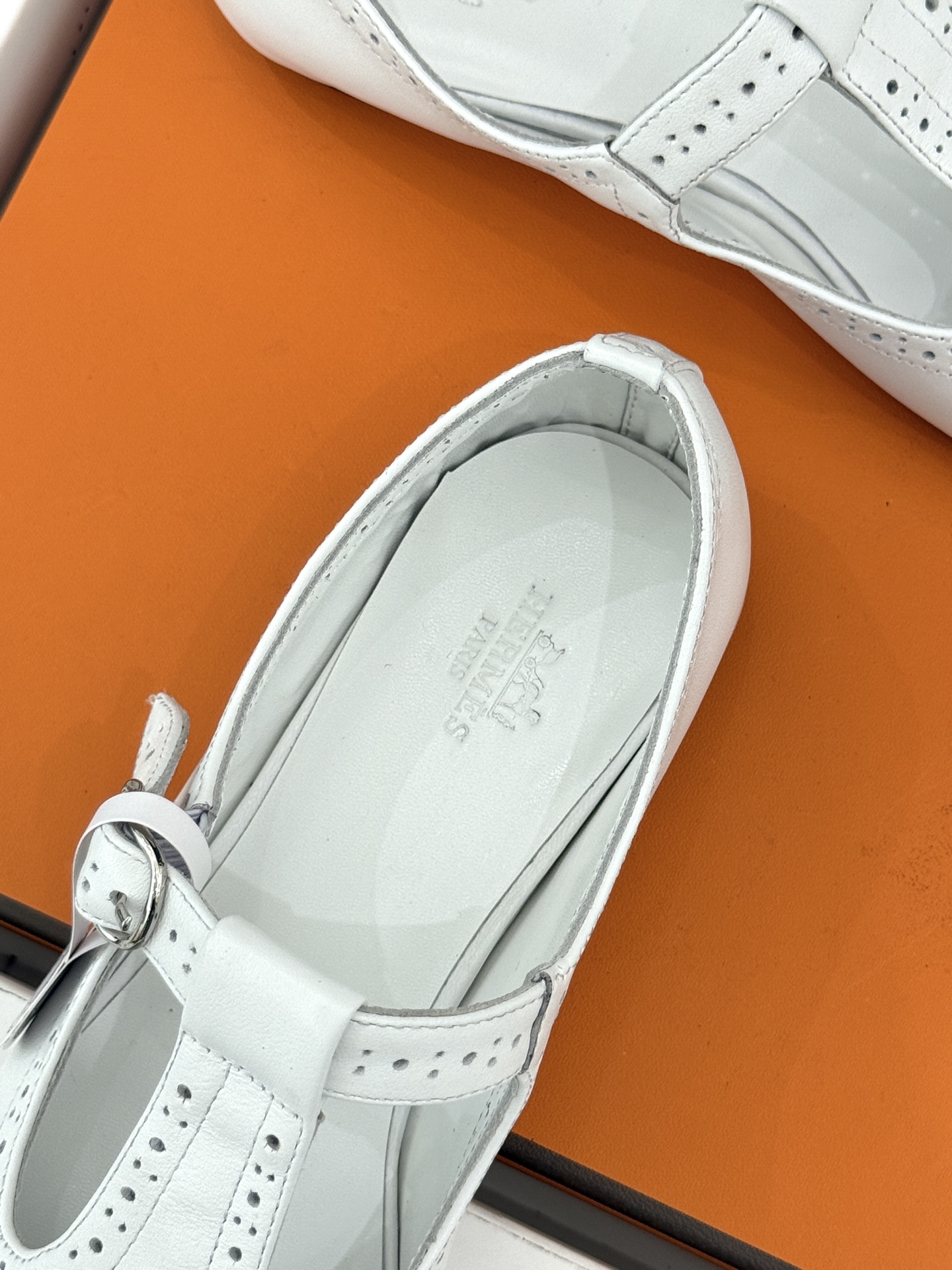 Hermès/爱马仕26WF新品法式复古T字带镂空雕花玛丽珍鞋手工镂空雕花巧夺天工T字带勾勒纤细足背线圆 Hermès/爱马仕26WF新品法式复古T字带镂空雕花玛丽珍鞋手工镂空雕花巧夺天工T字带勾勒纤细足背线圆