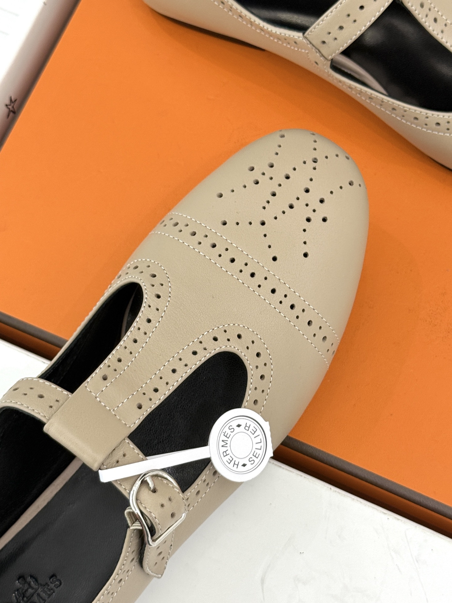 Hermès/爱马仕26WF新品法式复古T字带镂空雕花玛丽珍鞋手工镂空雕花巧夺天工T字带勾勒纤细足背线圆 Hermès/爱马仕26WF新品法式复古T字带镂空雕花玛丽珍鞋手工镂空雕花巧夺天工T字带勾勒纤细足背线圆