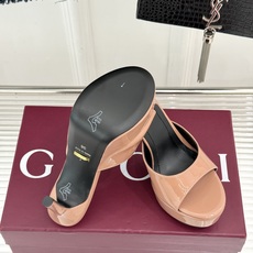 Gucci/古驰26WF新品极简一字带防水台高跟拖鞋极简一字带防水台拖鞋褪去繁复回归纯粹本真利落线条勾勒 Gucci/古驰26WF新品极简一字带防水台高跟拖鞋极简一字带防水台拖鞋褪去繁复回归纯粹本真利落线条勾勒