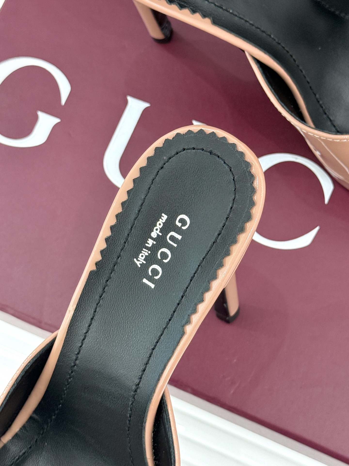 Gucci/古驰26WF新品极简一字带防水台高跟拖鞋极简一字带防水台拖鞋褪去繁复回归纯粹本真利落线条勾勒 Gucci/古驰26WF新品极简一字带防水台高跟拖鞋极简一字带防水台拖鞋褪去繁复回归纯粹本真利落线条勾勒