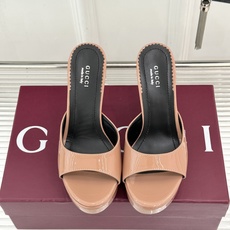 Gucci/古驰26WF新品极简一字带防水台高跟拖鞋极简一字带防水台拖鞋褪去繁复回归纯粹本真利落线条勾勒 Gucci/古驰26WF新品极简一字带防水台高跟拖鞋极简一字带防水台拖鞋褪去繁复回归纯粹本真利落线条勾勒