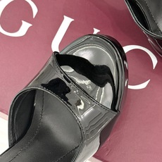 Gucci/古驰26WF新品极简一字带防水台高跟拖鞋极简一字带防水台拖鞋褪去繁复回归纯粹本真利落线条勾勒 Gucci/古驰26WF新品极简一字带防水台高跟拖鞋极简一字带防水台拖鞋褪去繁复回归纯粹本真利落线条勾勒