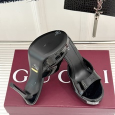 Gucci/古驰26WF新品极简一字带防水台高跟拖鞋极简一字带防水台拖鞋褪去繁复回归纯粹本真利落线条勾勒 Gucci/古驰26WF新品极简一字带防水台高跟拖鞋极简一字带防水台拖鞋褪去繁复回归纯粹本真利落线条勾勒