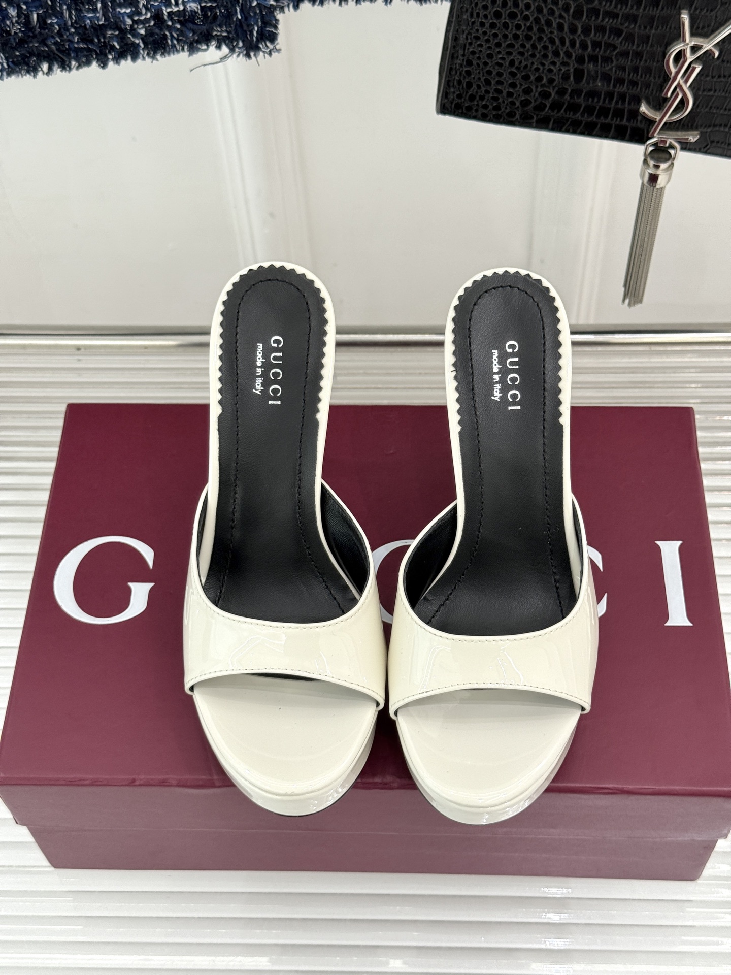 Gucci/古驰26WF新品极简一字带防水台高跟拖鞋极简一字带防水台拖鞋褪去繁复回归纯粹本真利落线条勾勒 Gucci/古驰26WF新品极简一字带防水台高跟拖鞋极简一字带防水台拖鞋褪去繁复回归纯粹本真利落线条勾勒