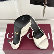 Gucci/古驰26WF新品极简一字带防水台高跟拖鞋极简一字带防水台拖鞋褪去繁复回归纯粹本真利落线条勾勒 Gucci/古驰26WF新品极简一字带防水台高跟拖鞋极简一字带防水台拖鞋褪去繁复回归纯粹本真利落线条勾勒