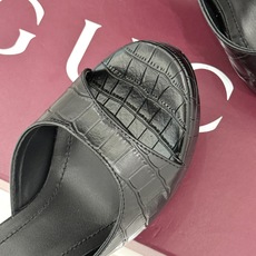 Gucci/古驰26WF新品极简一字带防水台高跟拖鞋极简一字带防水台拖鞋褪去繁复回归纯粹本真利落线条勾勒 Gucci/古驰26WF新品极简一字带防水台高跟拖鞋极简一字带防水台拖鞋褪去繁复回归纯粹本真利落线条勾勒