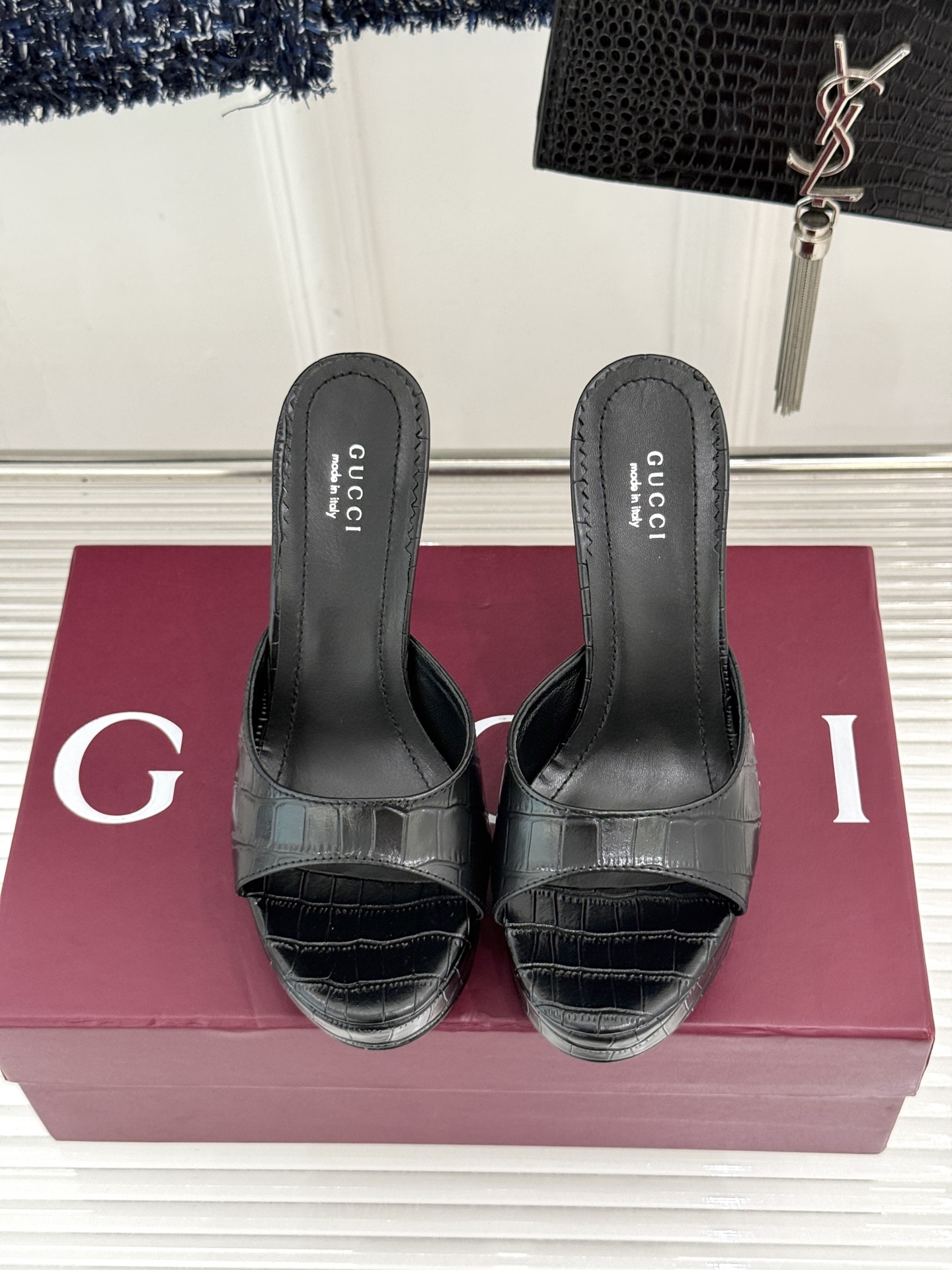 Gucci/古驰26WF新品极简一字带防水台高跟拖鞋极简一字带防水台拖鞋褪去繁复回归纯粹本真利落线条勾勒 Gucci/古驰26WF新品极简一字带防水台高跟拖鞋极简一字带防水台拖鞋褪去繁复回归纯粹本真利落线条勾勒