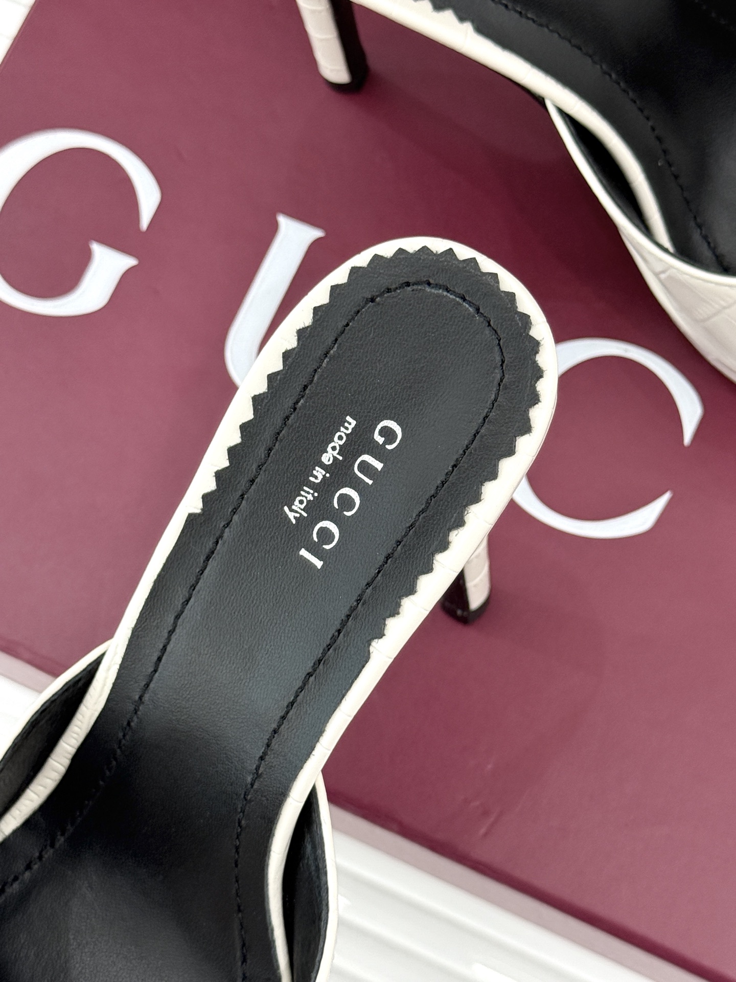 Gucci/古驰26WF新品极简一字带防水台高跟拖鞋极简一字带防水台拖鞋褪去繁复回归纯粹本真利落线条勾勒 Gucci/古驰26WF新品极简一字带防水台高跟拖鞋极简一字带防水台拖鞋褪去繁复回归纯粹本真利落线条勾勒