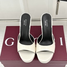 Gucci/古驰26WF新品极简一字带防水台高跟拖鞋极简一字带防水台拖鞋褪去繁复回归纯粹本真利落线条勾勒 Gucci/古驰26WF新品极简一字带防水台高跟拖鞋极简一字带防水台拖鞋褪去繁复回归纯粹本真利落线条勾勒