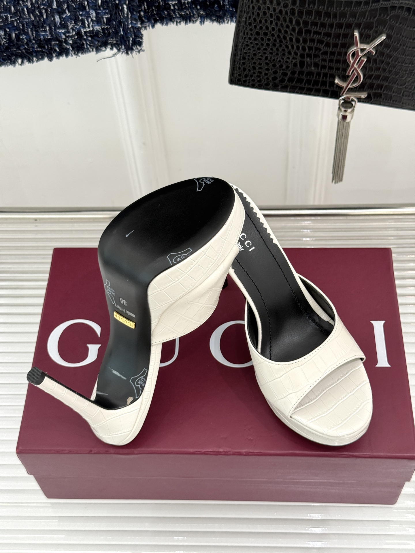 Gucci/古驰26WF新品极简一字带防水台高跟拖鞋极简一字带防水台拖鞋褪去繁复回归纯粹本真利落线条勾勒 Gucci/古驰26WF新品极简一字带防水台高跟拖鞋极简一字带防水台拖鞋褪去繁复回归纯粹本真利落线条勾勒