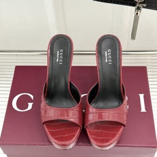 Gucci/古驰26WF新品极简一字带防水台高跟拖鞋极简一字带防水台拖鞋褪去繁复回归纯粹本真利落线条勾勒 Gucci/古驰26WF新品极简一字带防水台高跟拖鞋极简一字带防水台拖鞋褪去繁复回归纯粹本真利落线条勾勒