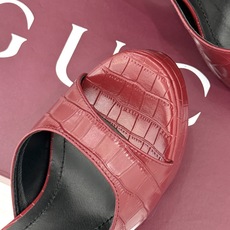 Gucci/古驰26WF新品极简一字带防水台高跟拖鞋极简一字带防水台拖鞋褪去繁复回归纯粹本真利落线条勾勒 Gucci/古驰26WF新品极简一字带防水台高跟拖鞋极简一字带防水台拖鞋褪去繁复回归纯粹本真利落线条勾勒