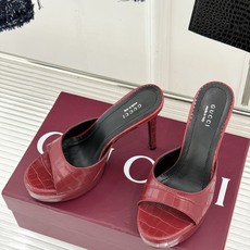Gucci/古驰26WF新品极简一字带防水台高跟拖鞋极简一字带防水台拖鞋褪去繁复回归纯粹本真利落线条勾勒 Gucci/古驰26WF新品极简一字带防水台高跟拖鞋极简一字带防水台拖鞋褪去繁复回归纯粹本真利落线条勾勒