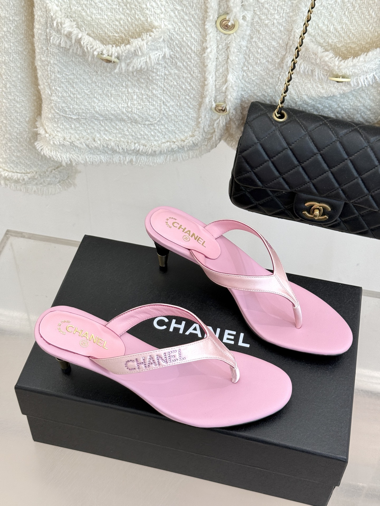 CHANE*|小香26S新品水钻字母金属跟高跟拖鞋夏日凉鞋天花板闪耀水钻字母镌刻经典细带勾勒纤细迷人足背 CHANE*|小香26S新品水钻字母金属跟高跟拖鞋夏日凉鞋天花板闪耀水钻字母镌刻经典细带勾勒纤细迷人足背
