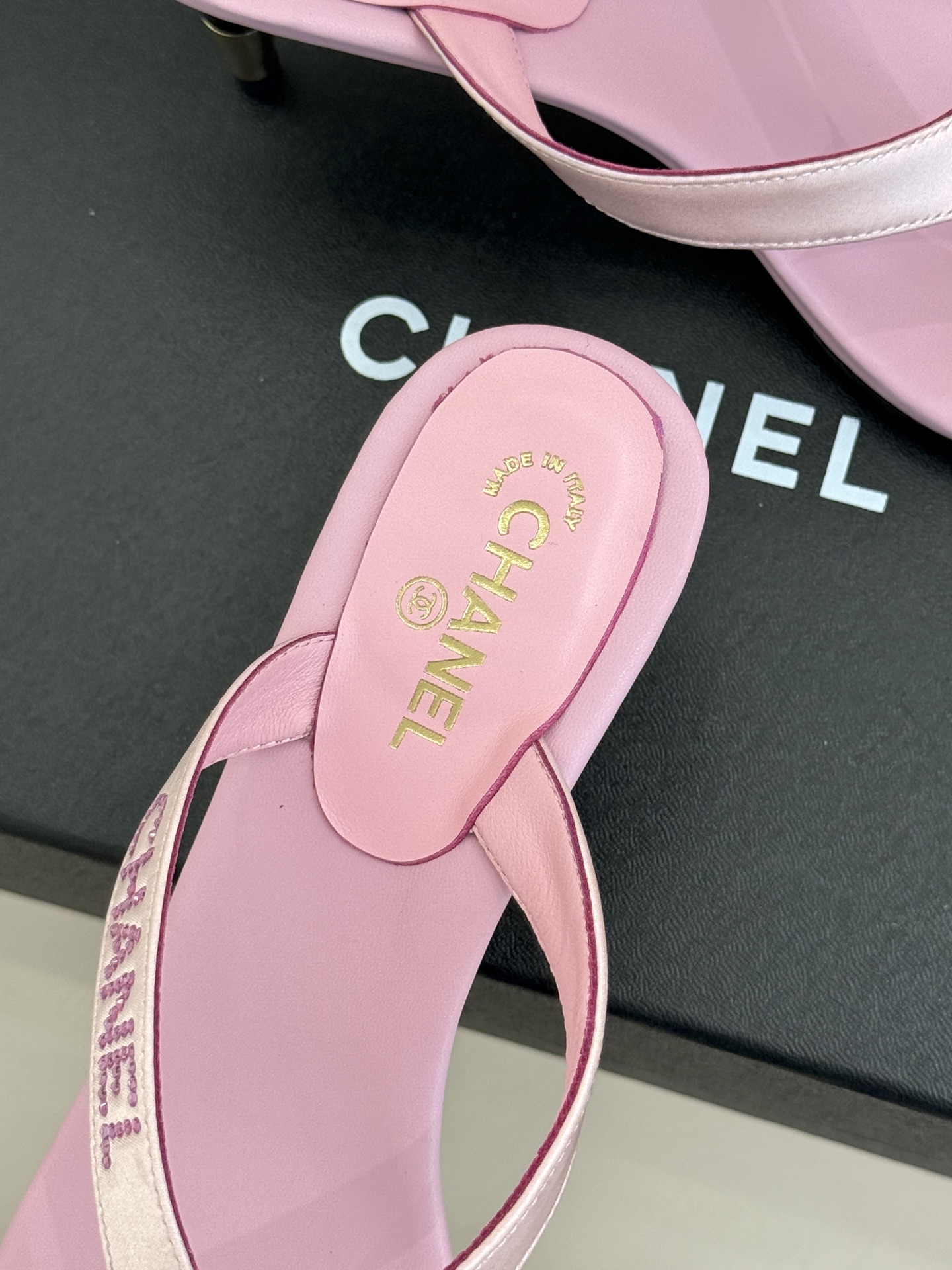 CHANE*|小香26S新品水钻字母金属跟高跟拖鞋夏日凉鞋天花板闪耀水钻字母镌刻经典细带勾勒纤细迷人足背 CHANE*|小香26S新品水钻字母金属跟高跟拖鞋夏日凉鞋天花板闪耀水钻字母镌刻经典细带勾勒纤细迷人足背