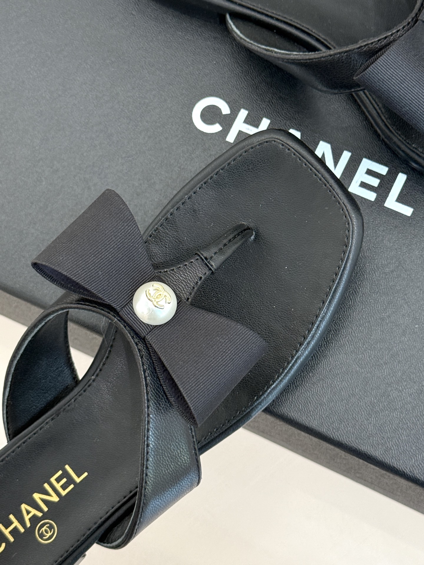 CHANE*｜小香经典双C蝴蝶结夹脚平底人字拖鞋夏日的温柔贵气感皮面蝴蝶结轻落脚背双C金标藏着法式浪漫小