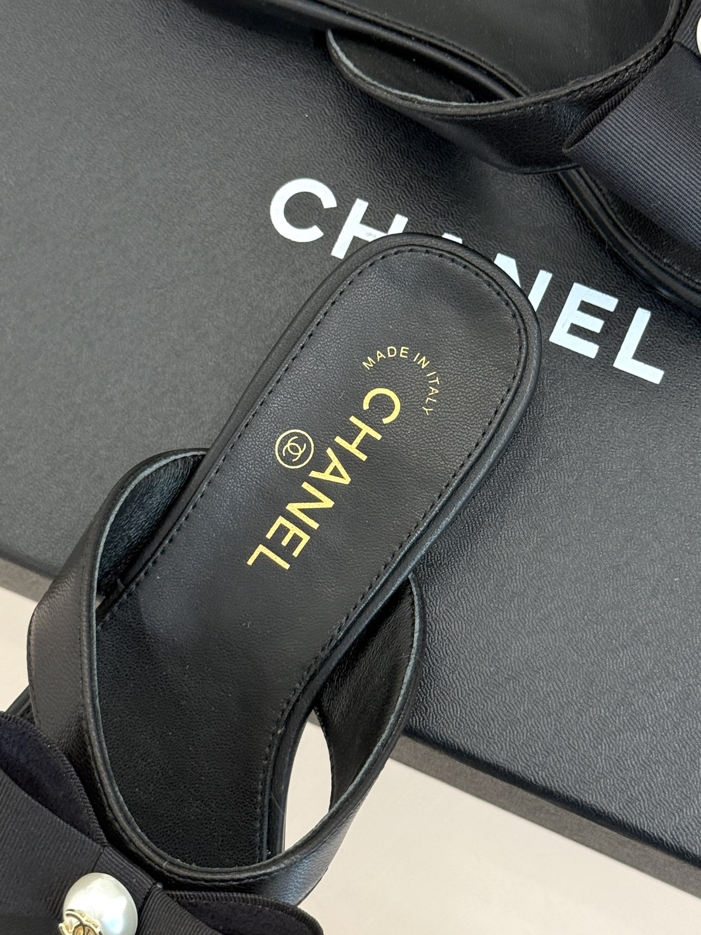 CHANE*｜小香经典双C蝴蝶结夹脚平底人字拖鞋夏日的温柔贵气感皮面蝴蝶结轻落脚背双C金标藏着法式浪漫小
