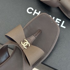 CHANE*|小香经典双C蝴蝶结夹脚平底人字拖鞋夏日的温柔贵气感皮面蝴蝶结轻落脚背双C金标藏着法式浪漫小 CHANE*|小香经典双C蝴蝶结夹脚平底人字拖鞋夏日的温柔贵气感皮面蝴蝶结轻落脚背双C金标藏着法式浪漫小