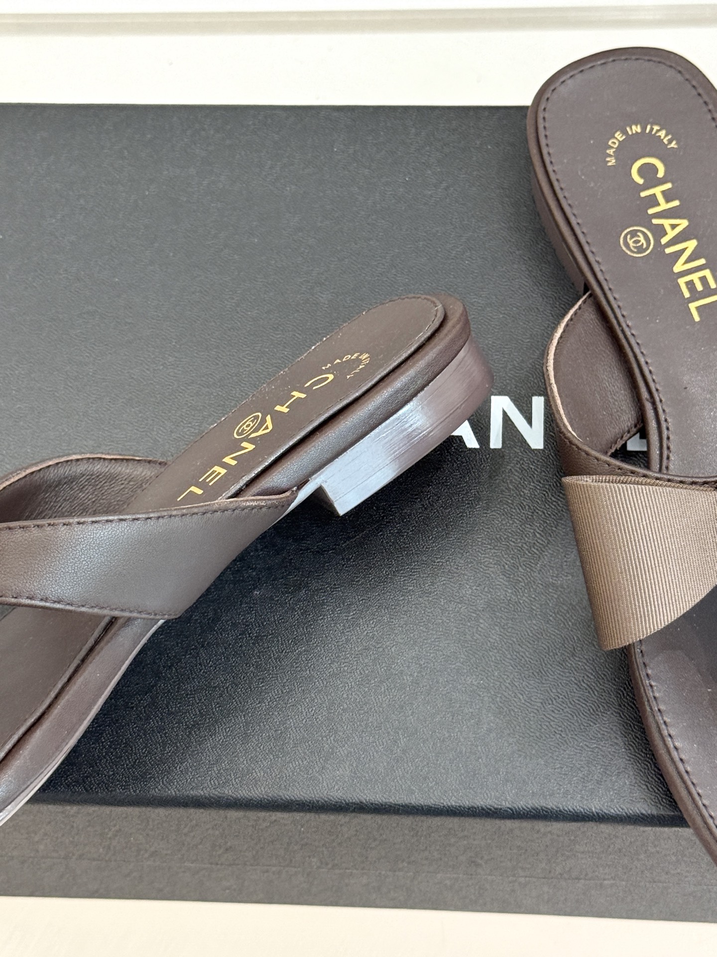 CHANE*｜小香经典双C蝴蝶结夹脚平底人字拖鞋夏日的温柔贵气感皮面蝴蝶结轻落脚背双C金标藏着法式浪漫小