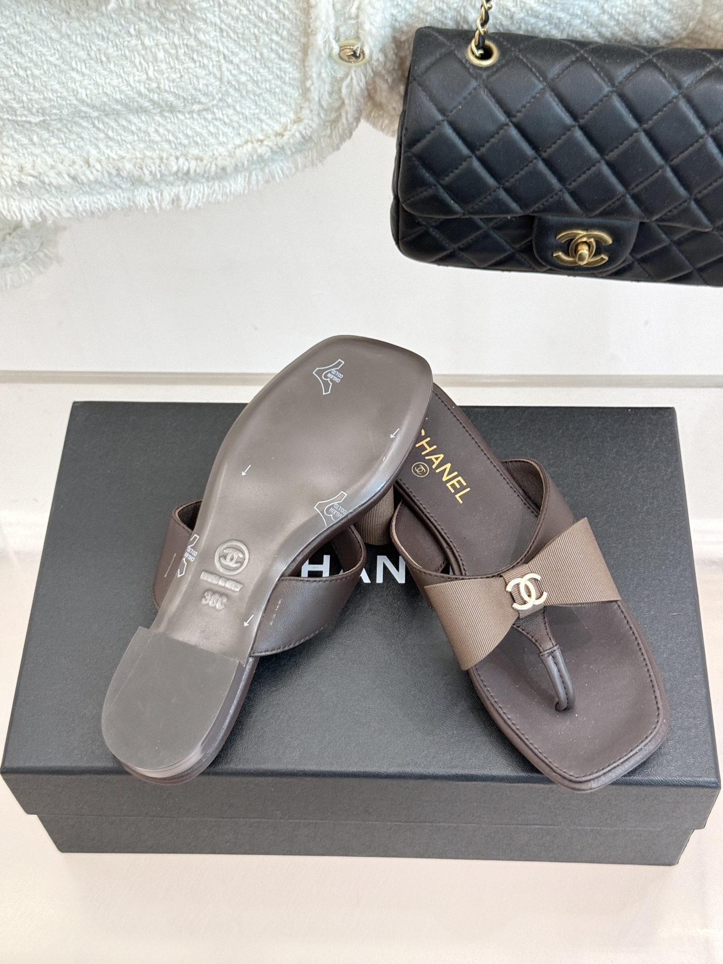 CHANE*｜小香经典双C蝴蝶结夹脚平底人字拖鞋夏日的温柔贵气感皮面蝴蝶结轻落脚背双C金标藏着法式浪漫小